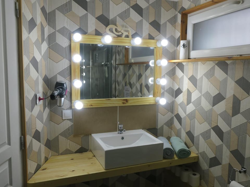 Shower, Bathroom, Internal: Not applicable to any particular room