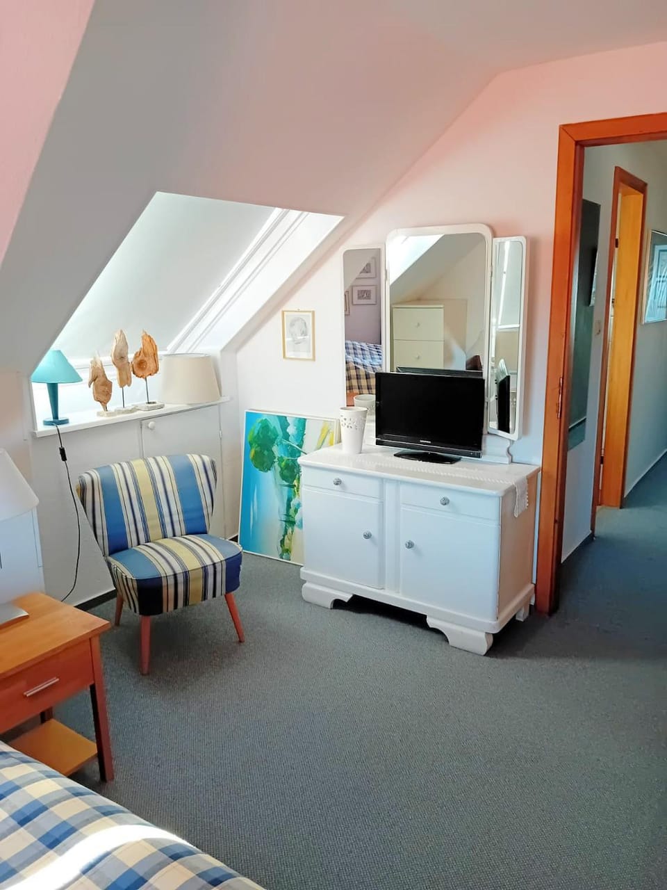 Photo of the whole room, Bedroom