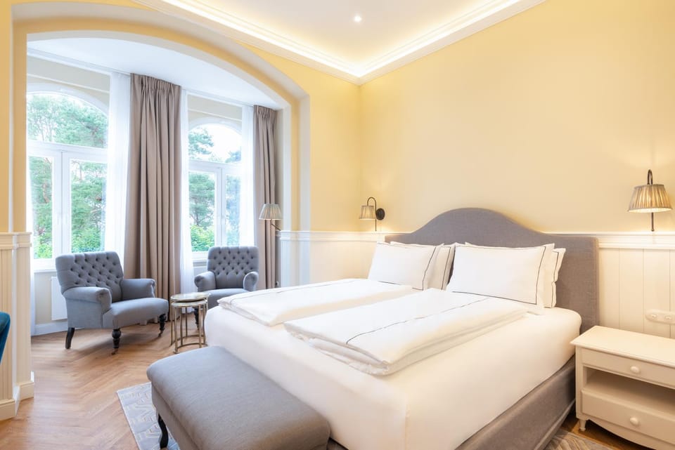 Bed, Photo of the whole room, Seating area, Bedroom