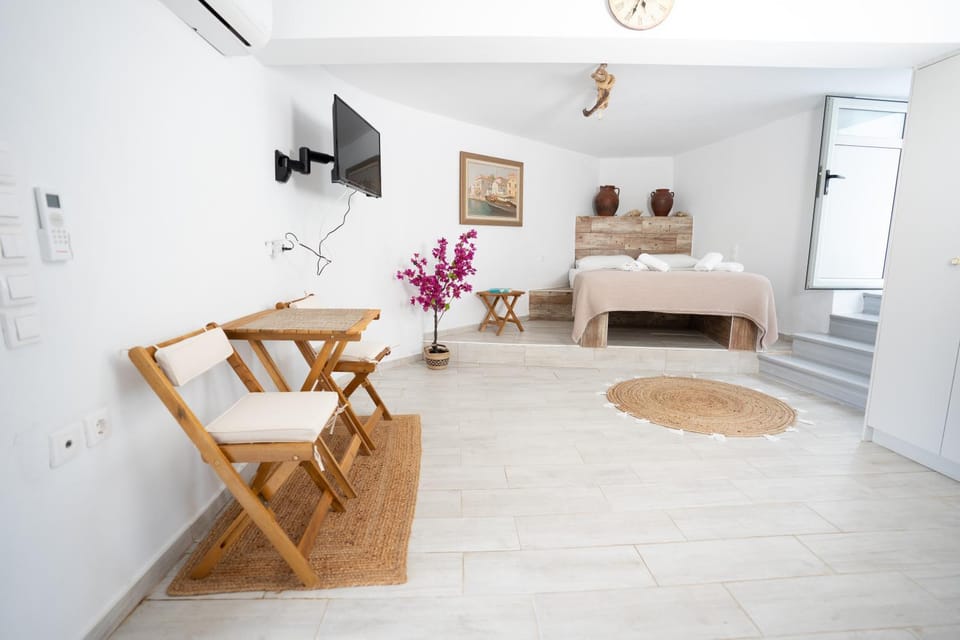 Bed, TV and multimedia, Living room, Photo of the whole room, Bedroom, towels, air conditioner