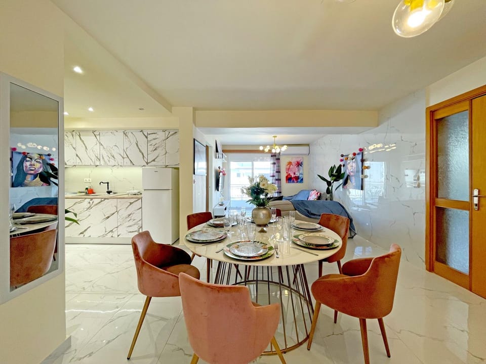 Kitchen or kitchenette, Living room, Seating area, Dining area