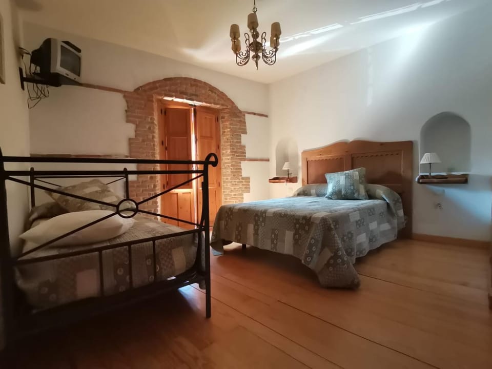 TV and multimedia, Balcony/Terrace, Photo of the whole room, Decorative detail, Bedroom