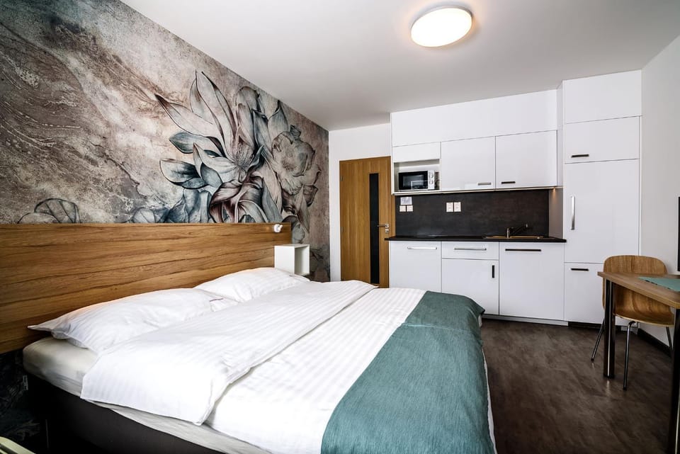 Bed, Balcony/Terrace, Kitchen or kitchenette, Bedroom, Garden view, Pool view