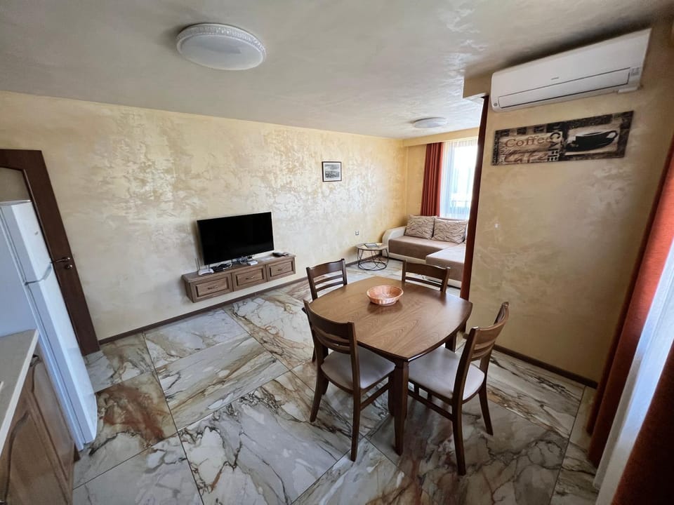 TV and multimedia, Living room, Dining area