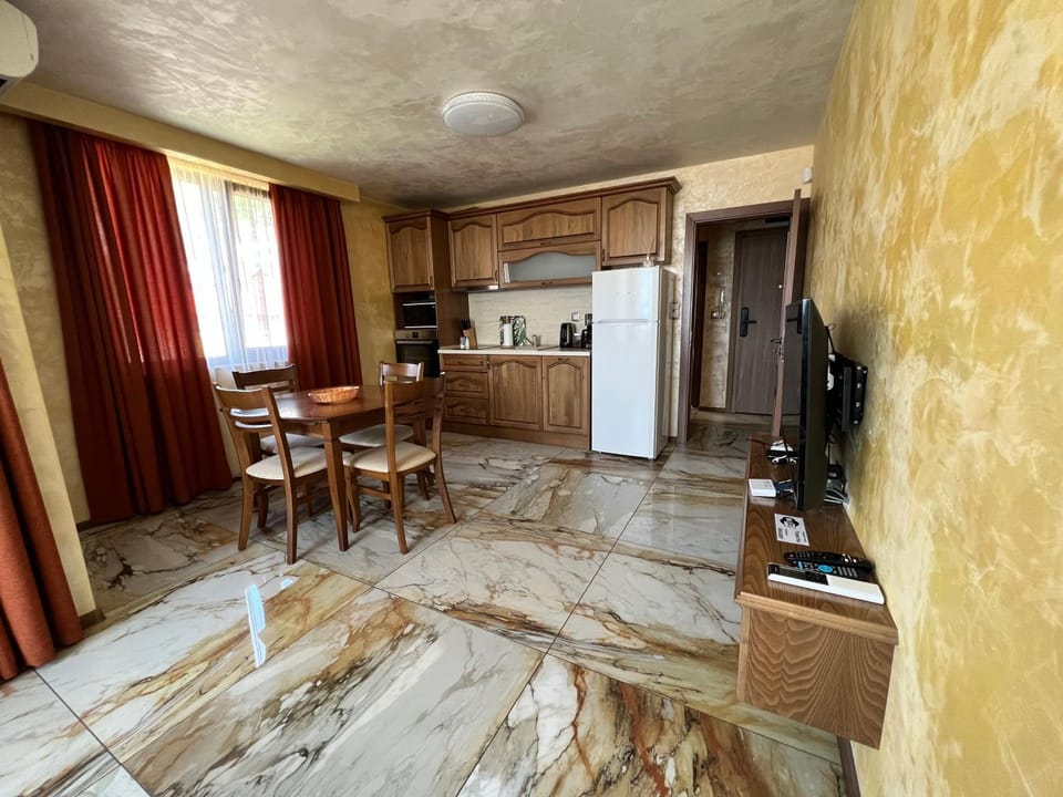 Communal lounge/ TV room, TV and multimedia, Kitchen or kitchenette, Dining area, minibar, pet friendly, stove