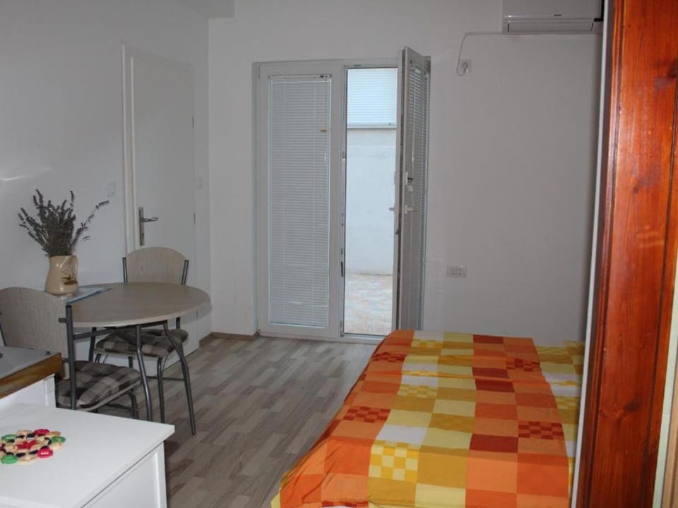 Bed, Dining area
