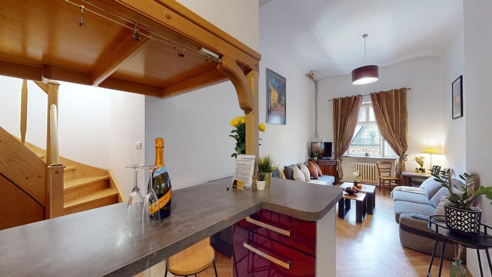 Kitchen or kitchenette, Seating area