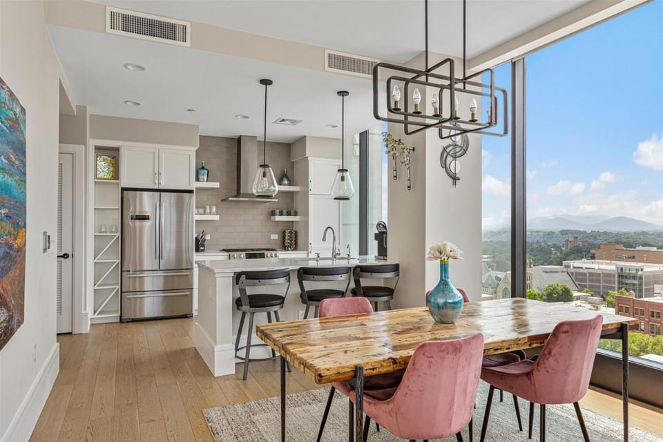 View (from property/room), Kitchen or kitchenette, Dining area, Mountain view, dishwasher, oven, pet friendly, stove