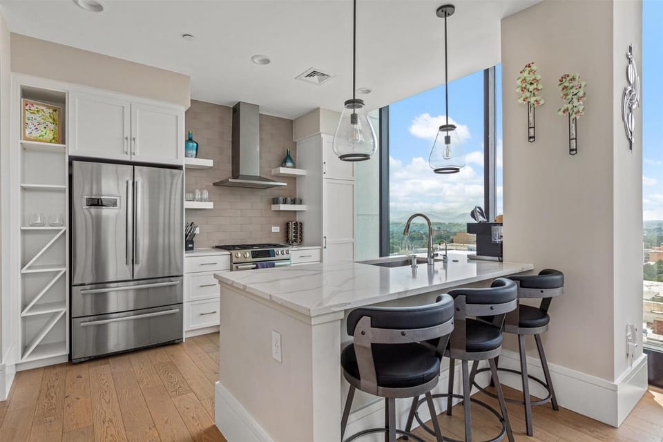 Kitchen or kitchenette, Dining area, dishwasher, oven, pet friendly, stove