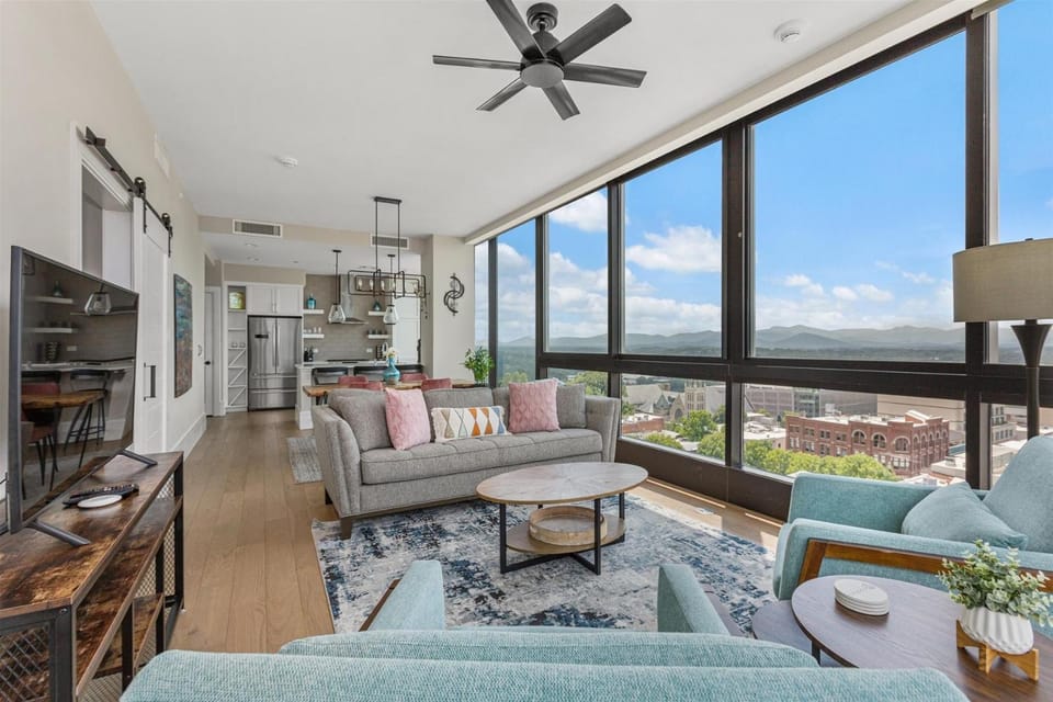 TV and multimedia, View (from property/room), Kitchen or kitchenette, Living room, Seating area, Dining area, Mountain view