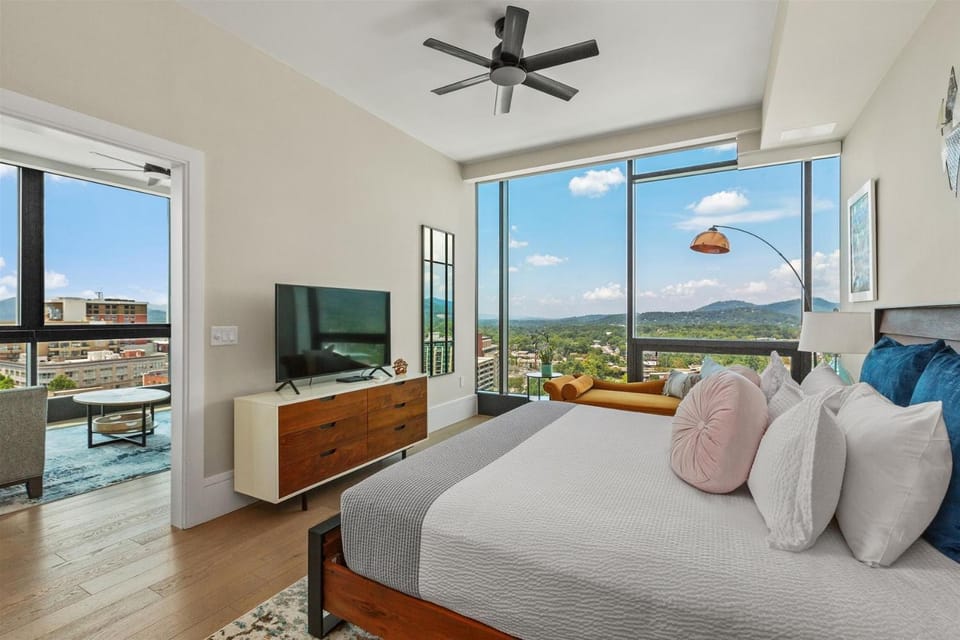 Bed, TV and multimedia, Photo of the whole room, Bedroom, Mountain view