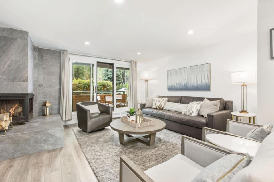 Designer 2 BR on River with Pool - Walk to Town! House in Aspen