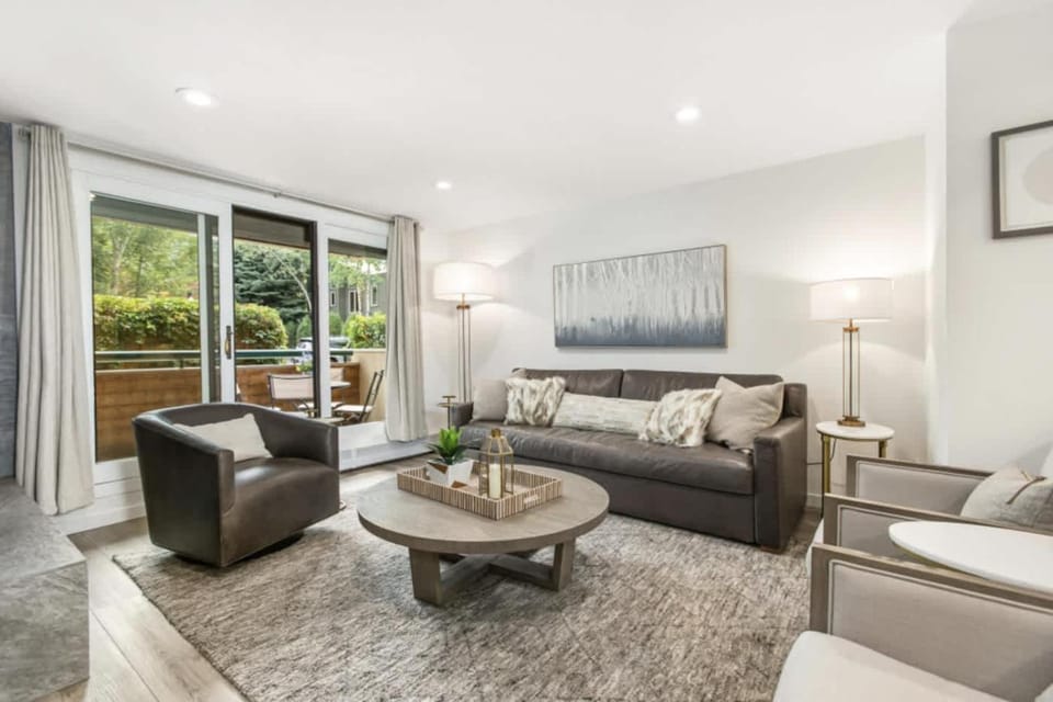 Designer 2 BR on River with Pool - Walk to Town! House in Aspen