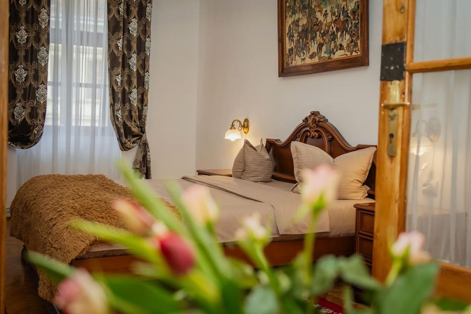 Bed, Seating area, Bedroom