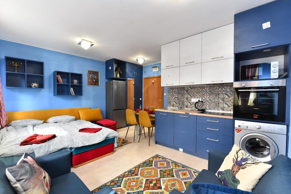 Bed, Kitchen or kitchenette, Living room, Photo of the whole room, Seating area, Bedroom, microwave, oven, stove, towels, washing machine