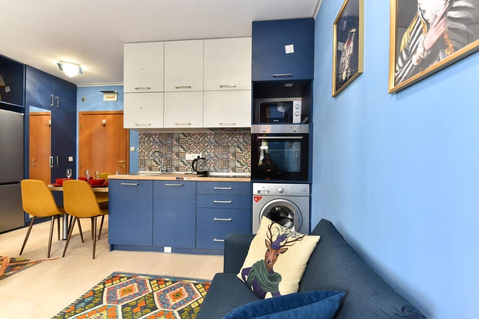 Kitchen or kitchenette, Living room, Seating area, Dining area, dishwasher, microwave, oven, stove, washing machine