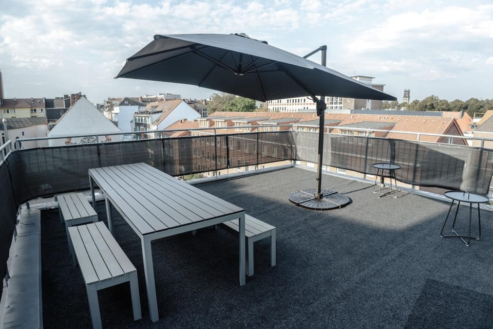 Property building, Balcony/Terrace, Seating area, City view, Landmark view, Inner courtyard view