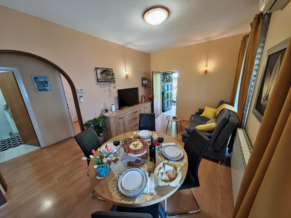 Living room, Dining area