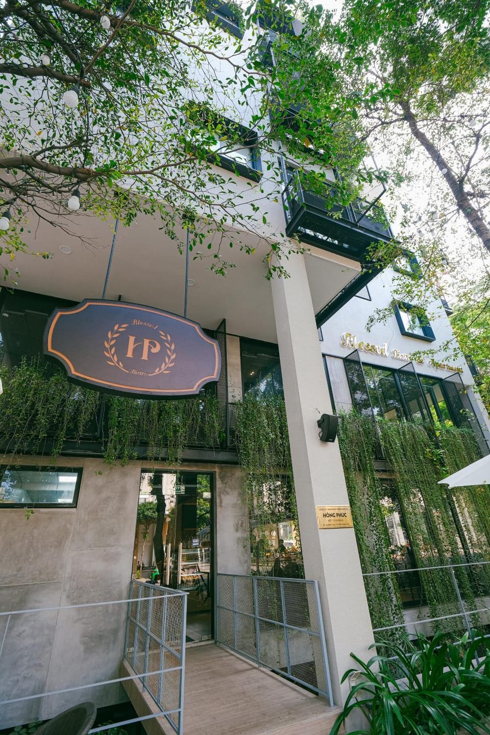 Facade/entrance, Garden