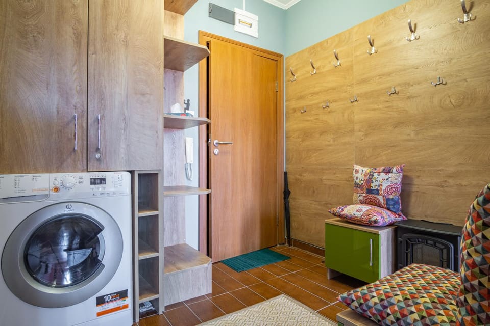 Seating area, washing machine