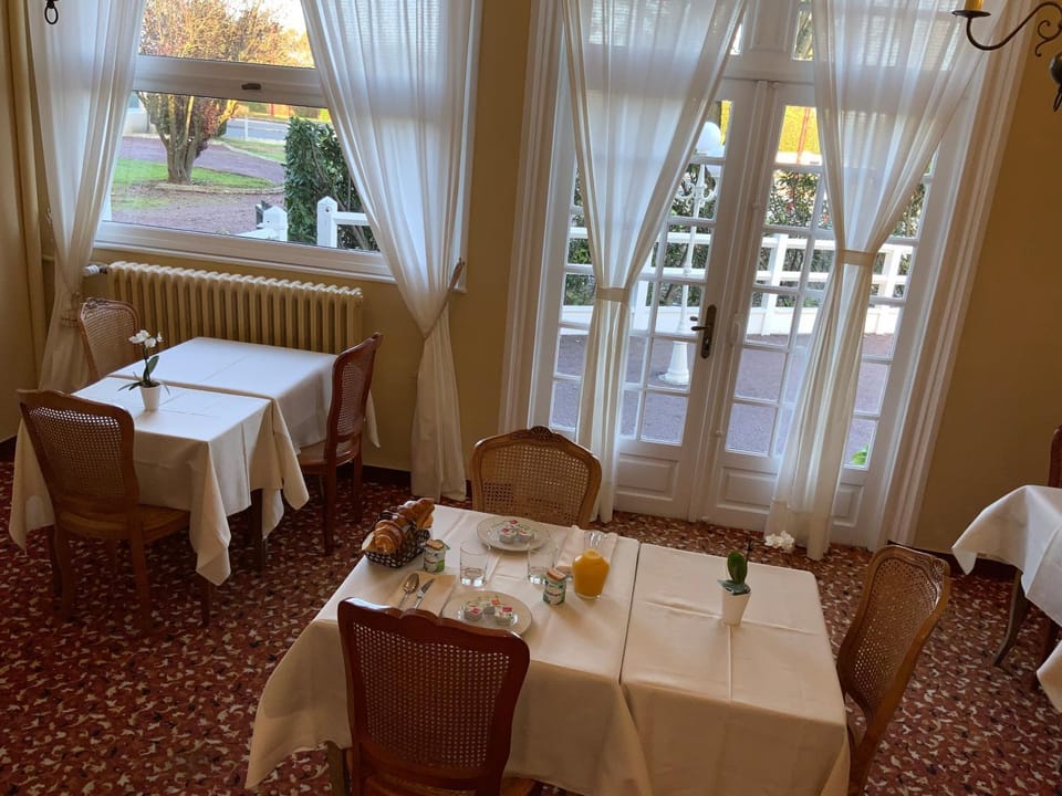 Restaurant/places to eat, Food and drinks
