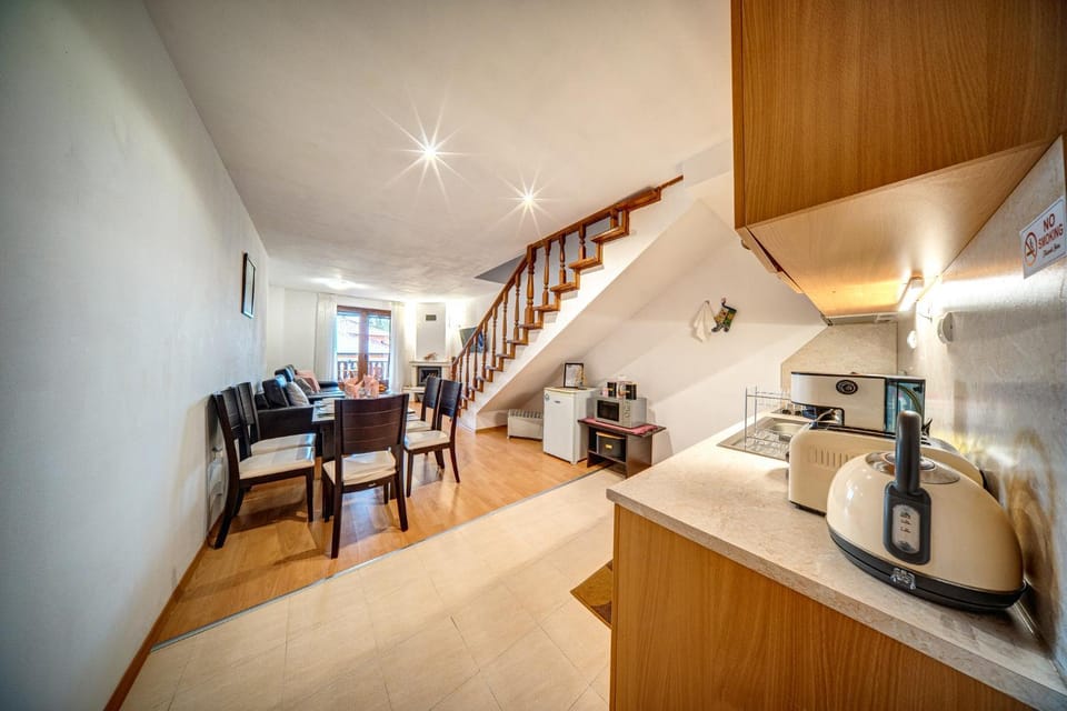 Kitchen or kitchenette, Living room, Seating area, Dining area, stove