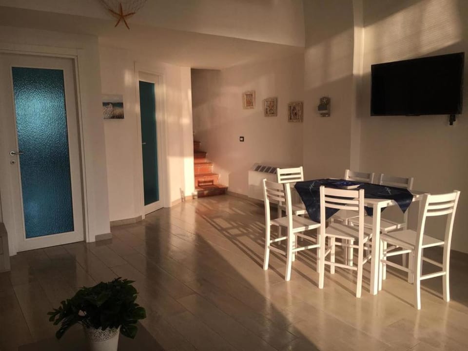 TV and multimedia, Living room, Lounge or bar, Dining area