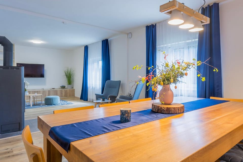Communal lounge/ TV room, TV and multimedia, Living room, Seating area, Dining area