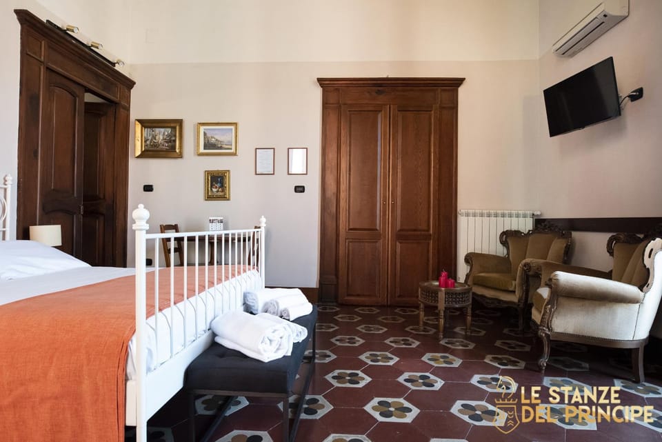 Bed, TV and multimedia, Photo of the whole room, Decorative detail