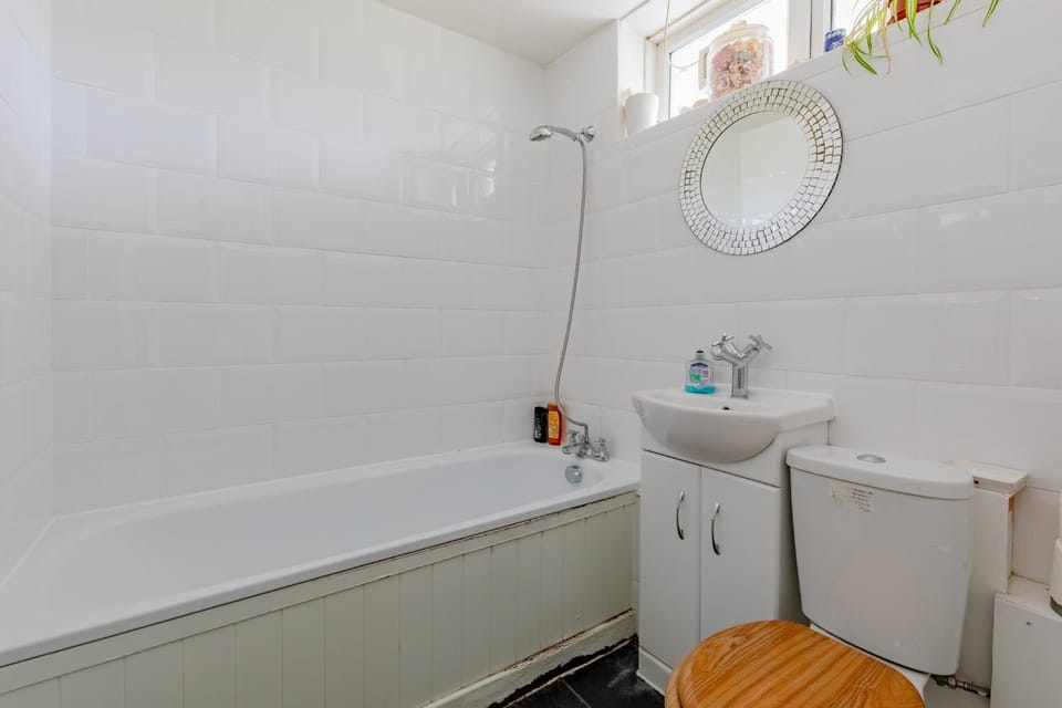 Characterful 1 Bedroom Flat Close to DLR Apartment in London