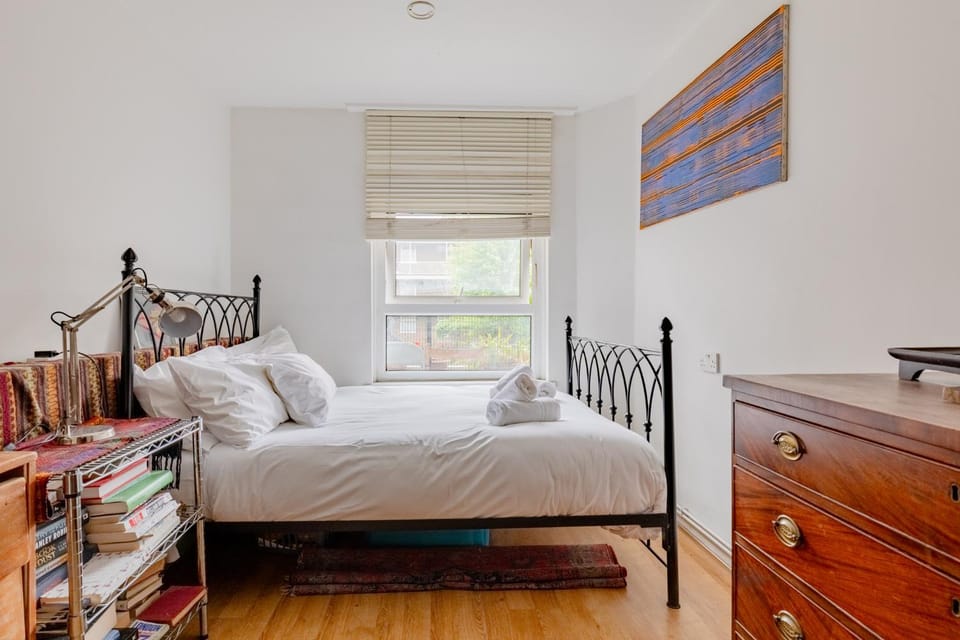 Characterful 1 Bedroom Flat Close to DLR Apartment in London