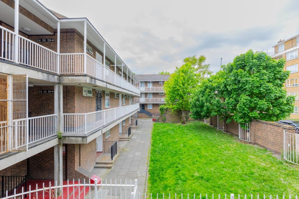Characterful 1 Bedroom Flat Close to DLR Apartment in London