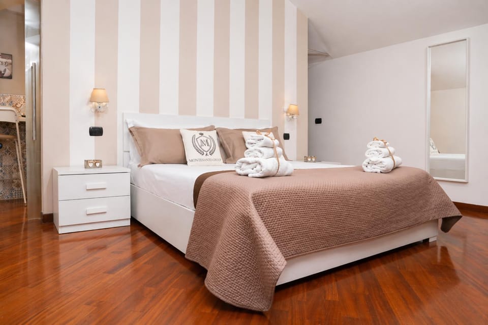 Photo of the whole room, Bedroom, towels