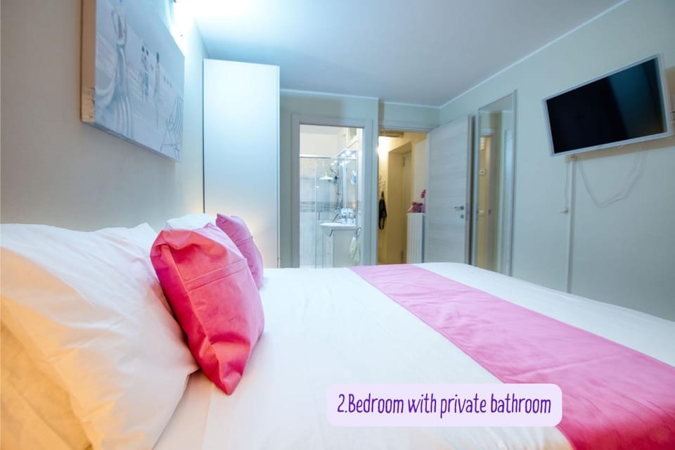 Shower, Bed, Bathroom, TV and multimedia, Bedroom, towels