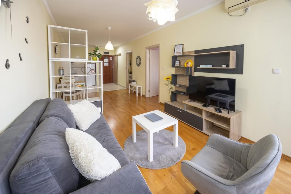 TV and multimedia, Kitchen or kitchenette, Living room, Seating area