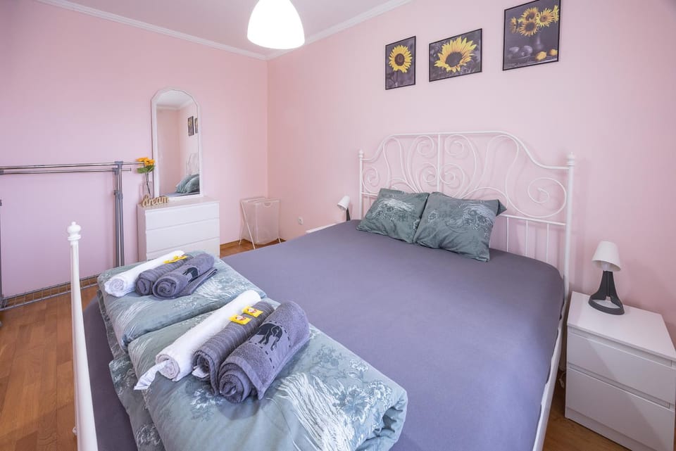 Bed, Photo of the whole room, Bedroom, towels