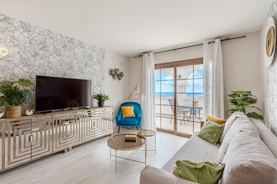 Stylish design w ocean & pool view, King size bed, Wifi,2 Smart Tv, street parking, 2 pools access Apartment in Costa Adeje