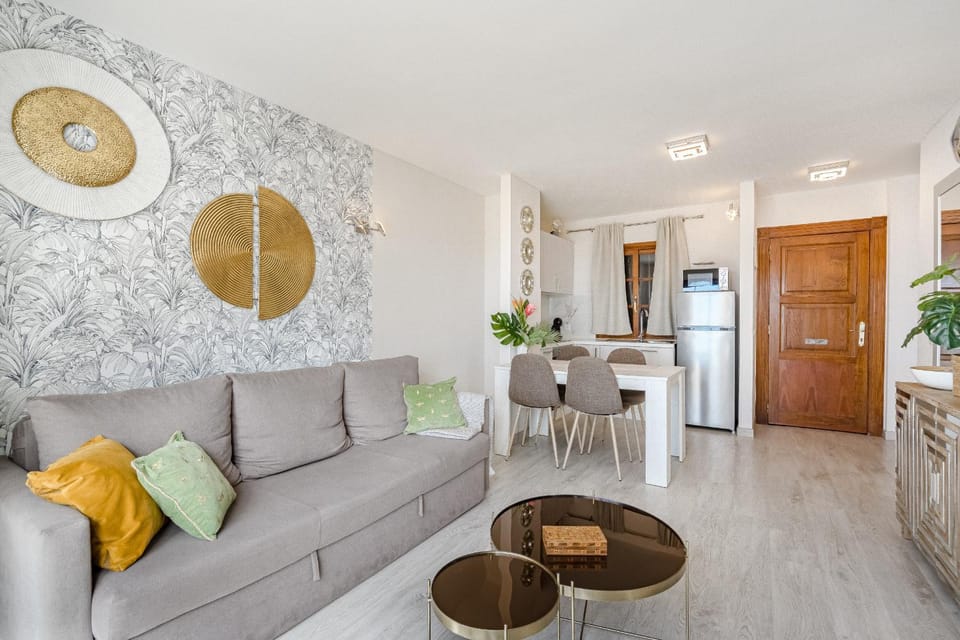 Stylish design w ocean & pool view, King size bed, Wifi,2 Smart Tv, street parking, 2 pools access Apartment in Costa Adeje
