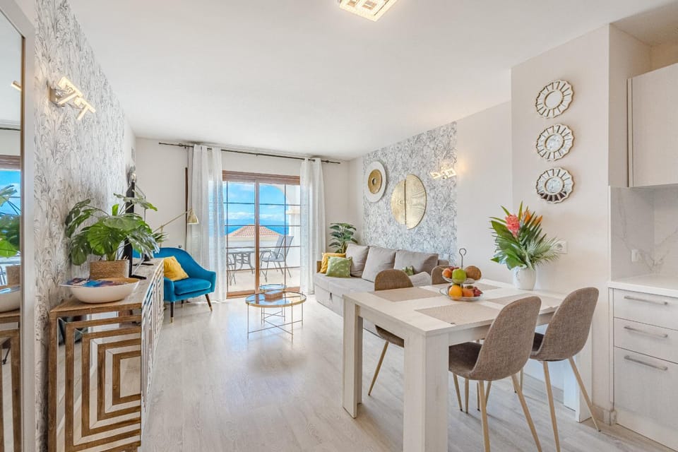Stylish design w ocean & pool view, King size bed, Wifi,2 Smart Tv, street parking, 2 pools access Apartment in Costa Adeje
