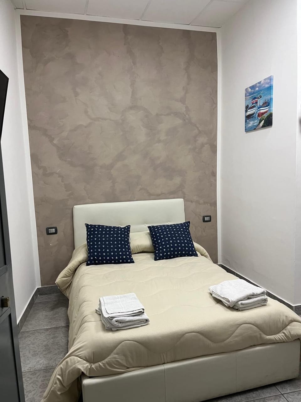 Bed, Living room, Photo of the whole room, Bedroom, towels