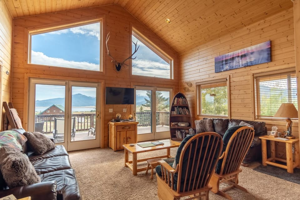 Cozy Henrys Lake Escape - 20 Miles to Yellowstone! House in Idaho