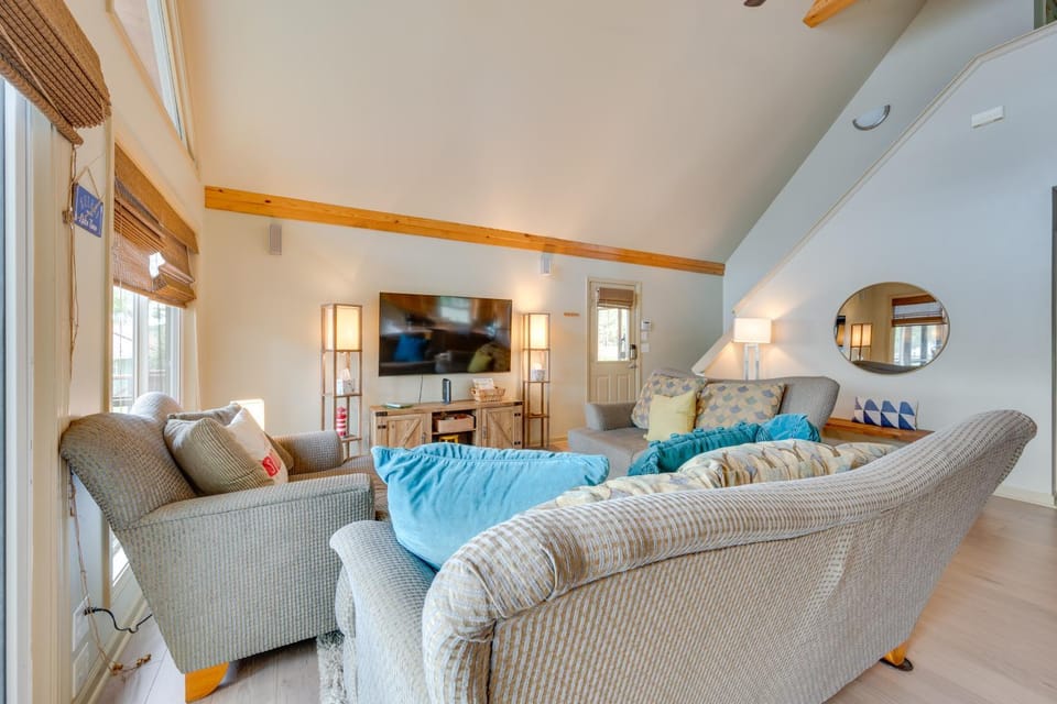 Luxe Lake Sinclair Living: Private Dock & Beach! House in Lake Sinclair