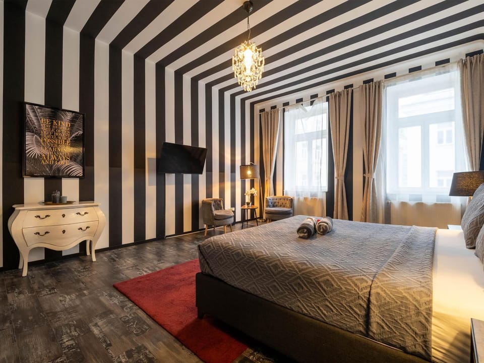 Bed, TV and multimedia, Photo of the whole room, Decorative detail, Seating area, Bedroom, towels