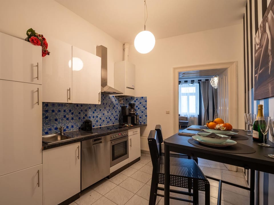 Coffee/tea facilities, Kitchen or kitchenette, Photo of the whole room, Dining area, dishwasher, microwave, oven, stove, toaster