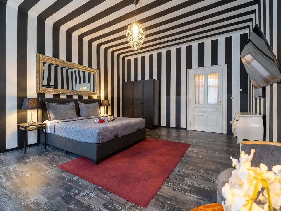 Bed, TV and multimedia, Photo of the whole room, Decorative detail, Bedroom, towels, wardrobe