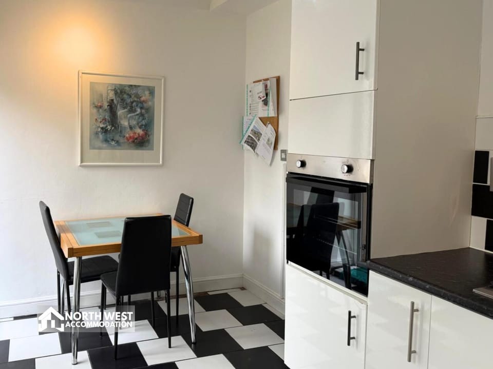 Kitchen or kitchenette, Dining area, oven, kitchen