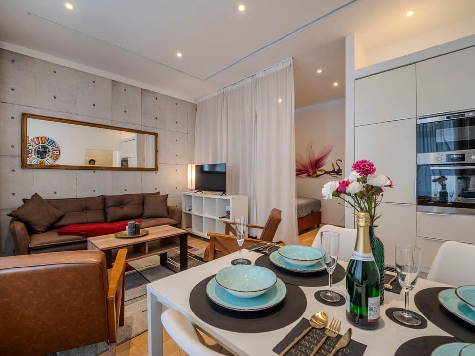 TV and multimedia, Kitchen or kitchenette, Living room, Seating area, Dining area