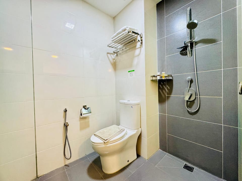 Shower, Toilet, Bathroom, bidet, towels
