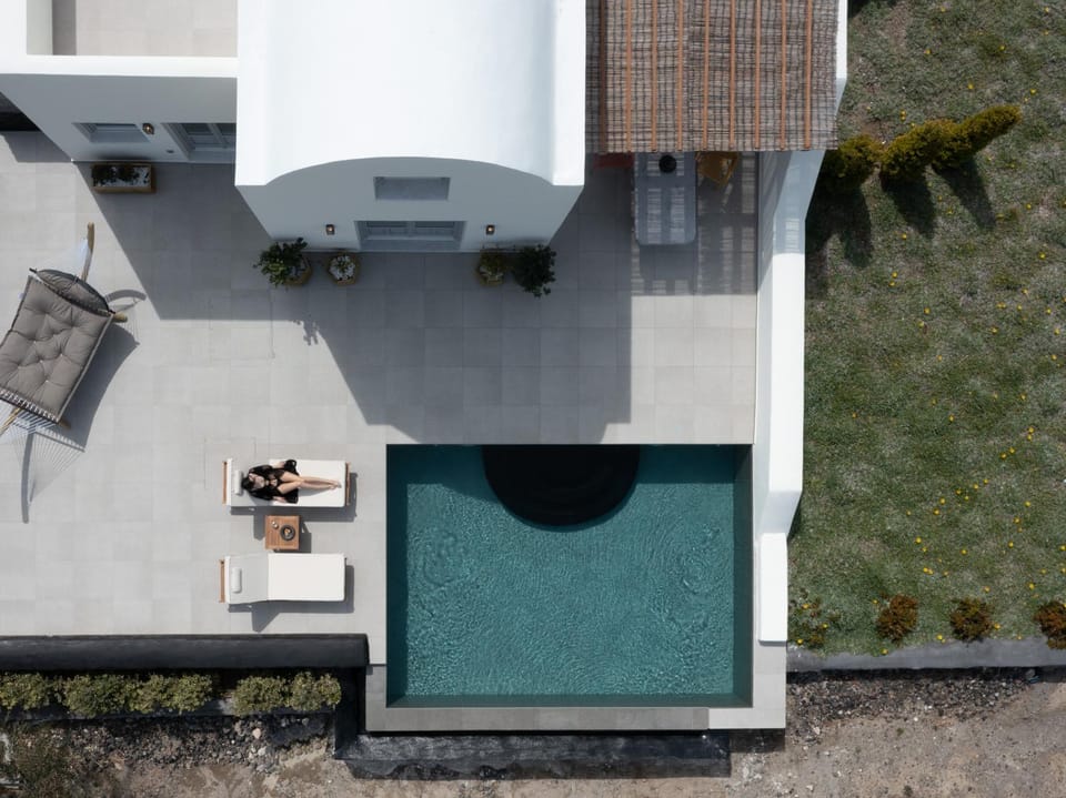 Property building, Patio, Day, Balcony/Terrace, Pool view, Swimming pool, sunbed