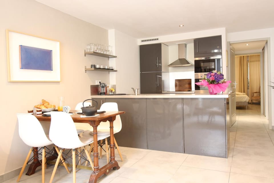 Kitchen or kitchenette, Dining area